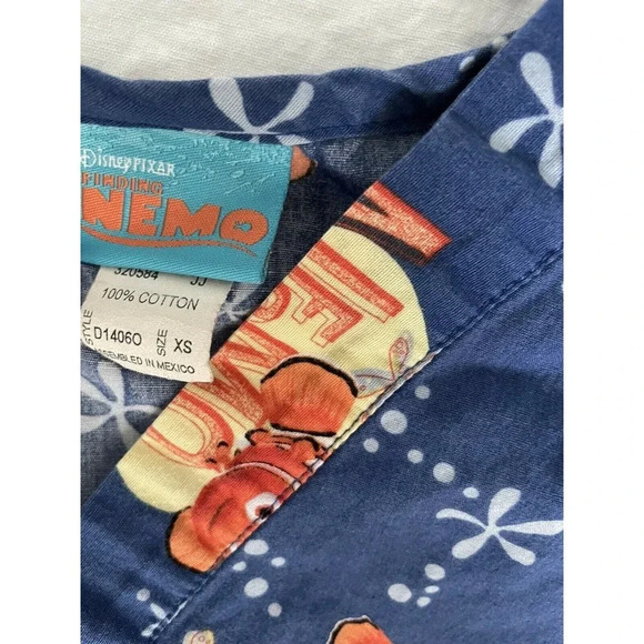 Disney Finding Nemo Womens Scrub Top Sz XS Medical Nurse Fish Pockets V Neck Vet - Picture 4 of 10